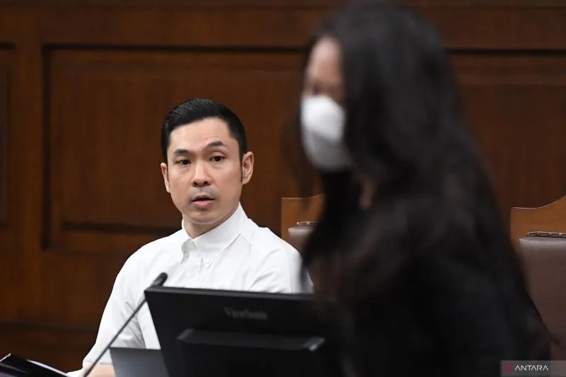 Penambang timah, Liu Asak alias Acau saat memberi kesaksian dalam kasus mega korupsi timah di Pengadilan Tipikor, Jakarta Pusat, Senin (10/9). ANTARA FOTO/Akbar Nugroho Gumay/tom.