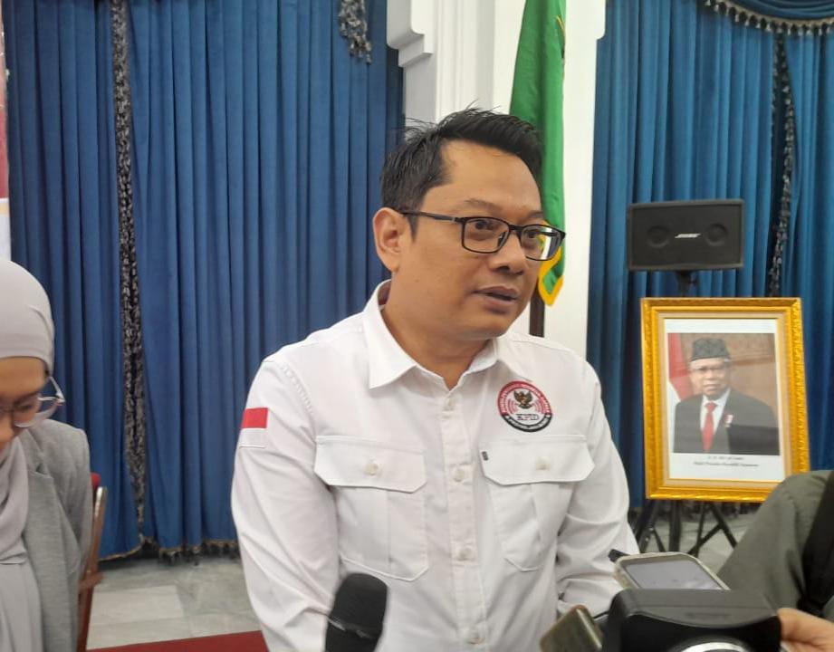 Ketua KPID Jabar memberikan keterangan di Gedung Sate Bandung, Selasa(10/9), akan mengawasi lembaga penyiaran selama Pilkada serentak nanti. (Sandi Nugraha/Jabar Ekspres)