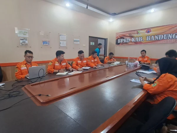 BPBD Kabupaten Bandung saat menggelar rapat pemetaan TPS Rawan Bencana jelang Pilkada. Foto Istimewa