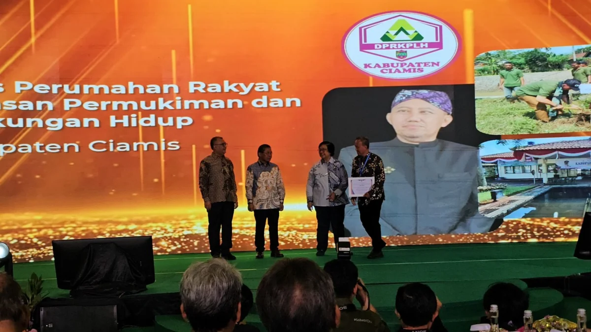 Kepala Dinas Perumahan Rakyat, Kawasan Permukiman, dan Lingkungan Hidup Kabupaten Ciamis, Okta Jabal Nugraha (kanan) saat menerima Anugerah Adi Niti tahun 2024 dalam kategori Standardisasi Instrumen Lingkungan Hidup dan Kehutanan, di Jakarta 10 September 2024. (Istimewa)