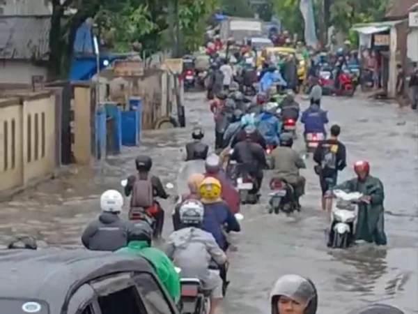 Beberapa pengendara melintasi banjir yang ada di Jembatan Bojongsoang, Kabupaten Bandung. Foto Istimewa