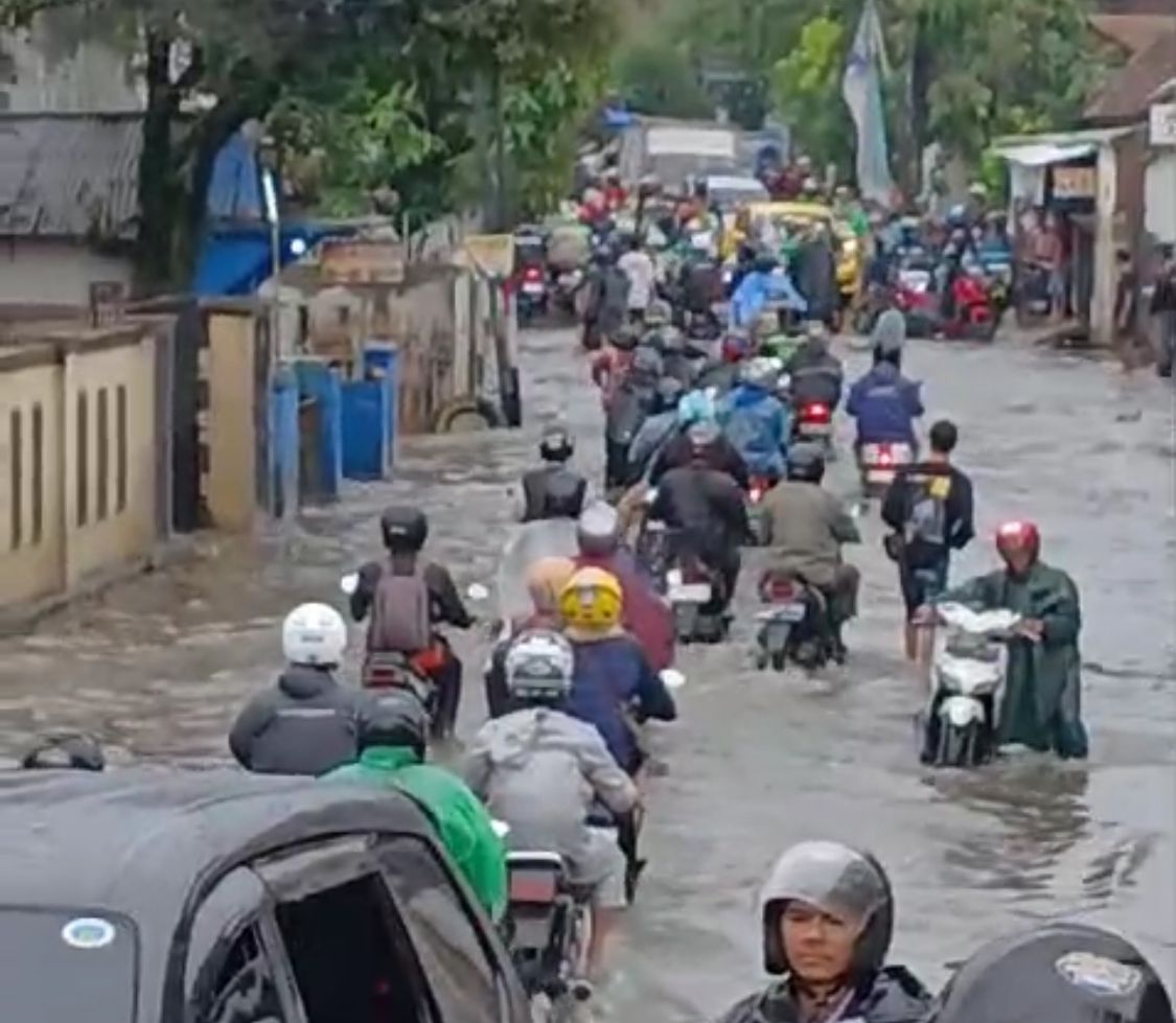 Beberapa pengendara melintasi banjir yang ada di Jembatan Bojongsoang, Kabupaten Bandung. Foto Istimewa