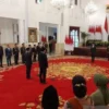 Pelantikan Gus Ipul sebagai Mensos oleh Presiden Jokowi di Istana Negara, Rabu (11/9). (foto/ANTARA)