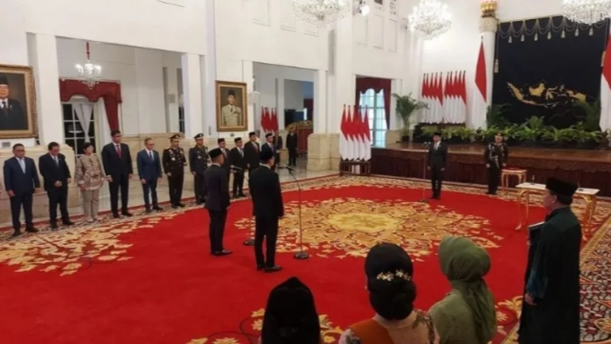 Pelantikan Gus Ipul sebagai Mensos oleh Presiden Jokowi di Istana Negara, Rabu (11/9). (foto/ANTARA)