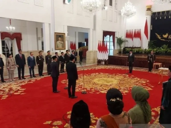 Pelantikan Gus Ipul sebagai Mensos oleh Presiden Jokowi di Istana Negara, Rabu (11/9). (foto/ANTARA)