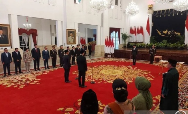 Pelantikan Gus Ipul sebagai Mensos oleh Presiden Jokowi di Istana Negara, Rabu (11/9). (foto/ANTARA)