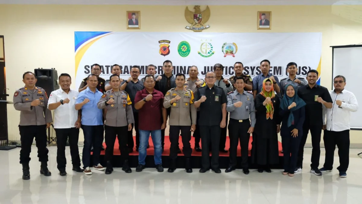 Pejabat Polres Banjar berfoto bersama dengan Kejaksaan, Pengadilan Negeri, Lapas Banjar dalam acara silaturahmi CJS di aula Presisi Mapolres Banjar baru-baru ini. (Istimewa)