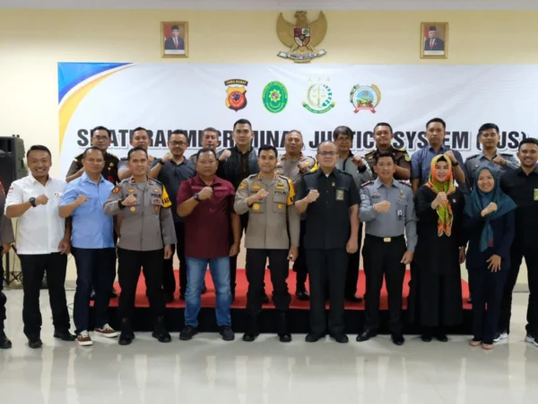 Pejabat Polres Banjar berfoto bersama dengan Kejaksaan, Pengadilan Negeri, Lapas Banjar dalam acara silaturahmi CJS di aula Presisi Mapolres Banjar baru-baru ini. (Istimewa)