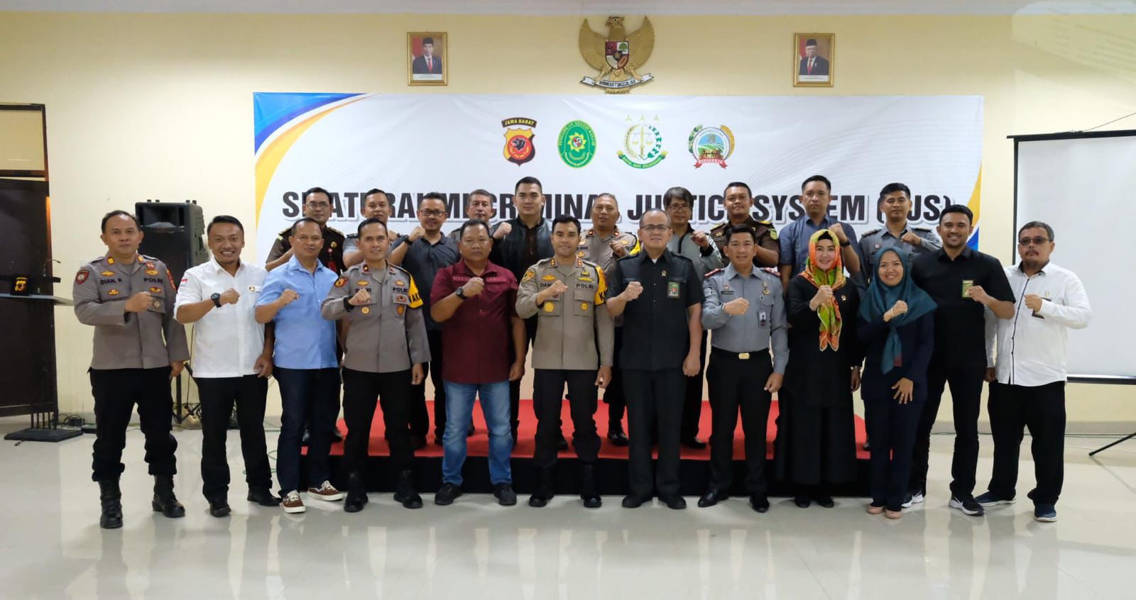 Pejabat Polres Banjar berfoto bersama dengan Kejaksaan, Pengadilan Negeri, Lapas Banjar dalam acara silaturahmi CJS di aula Presisi Mapolres Banjar baru-baru ini. (Istimewa)