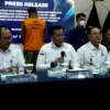 Kakanwil Kemenkumham Jabar Masjuno (depan dua dari kiri) saat menyampaikan kronologi peringkusan NDC.