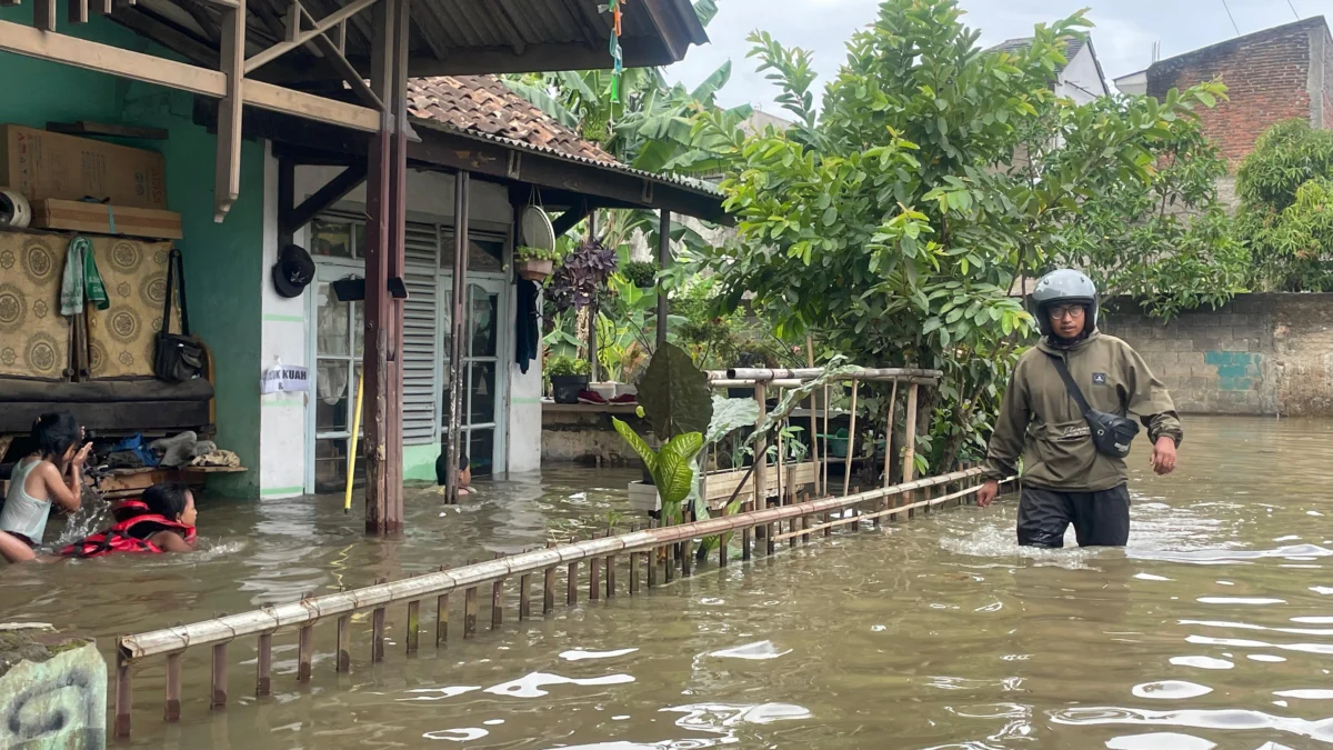 Kampung Cijagra, Desa Bojongsoang, Kecamatan Bojongsoang, menjadi salah satu yang terdampak akibat hujan deras dan meluapnya sungai. Foto Agi Jabar Ekspres