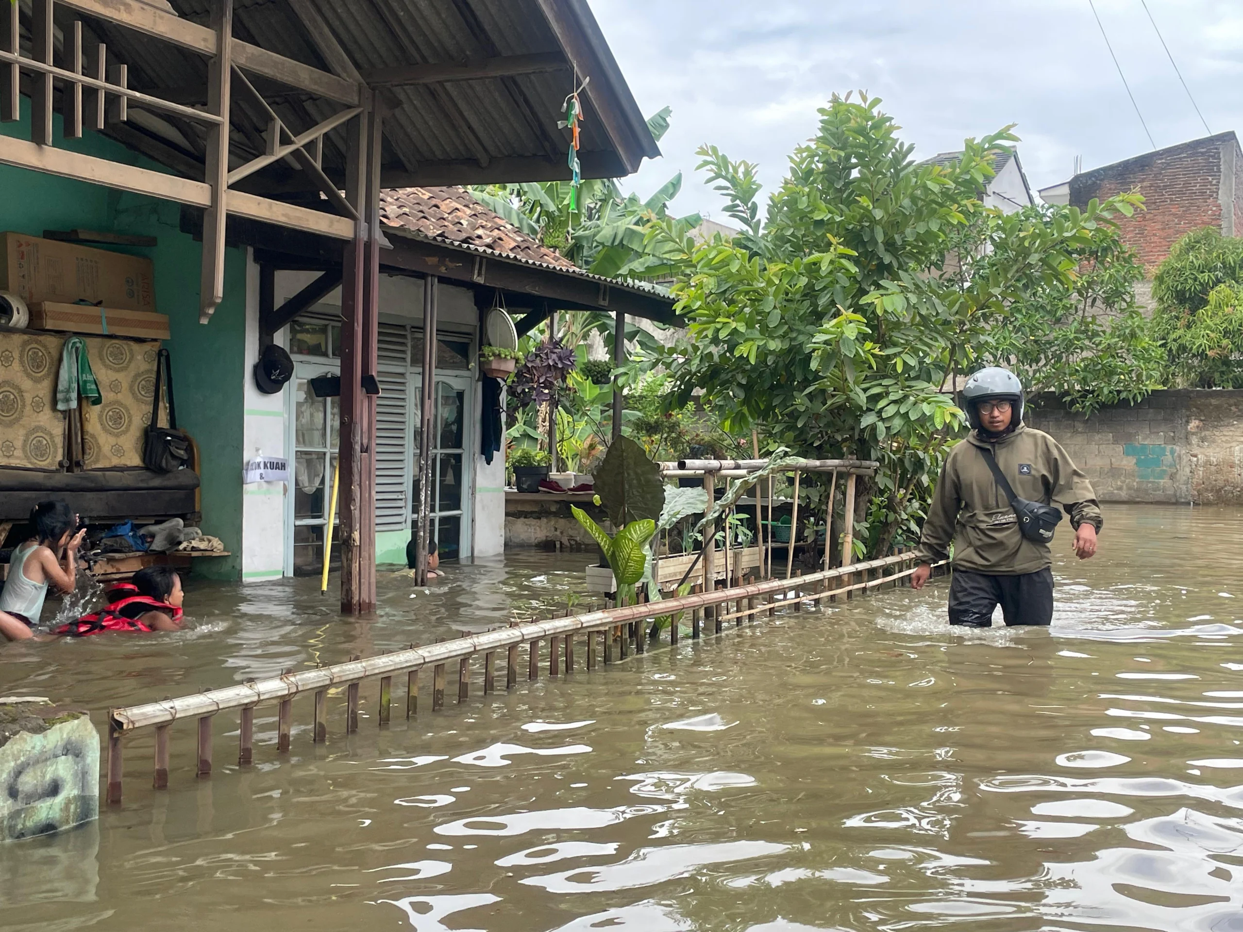 Kampung Cijagra, Desa Bojongsoang, Kecamatan Bojongsoang, menjadi salah satu yang terdampak akibat hujan deras dan meluapnya sungai. Foto Agi Jabar Ekspres