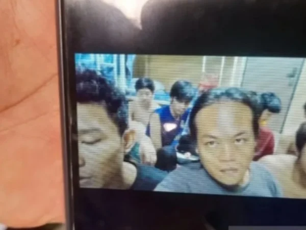 Foto warga Kecamatan Kebonpedes, Kabupaten Sukabumi, Jabar yang menjadi korban TPPO di Myanmar. (foto/ANTARA)