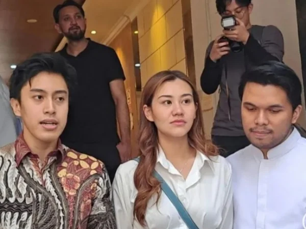 Aaliyah Massaid bersama Thariq Halilintar didampingi kuasa hukumnya Sangun Ragahdo (kiri) saat di Polda Metro Jaya, Jakarta. (foto/ANTARA)