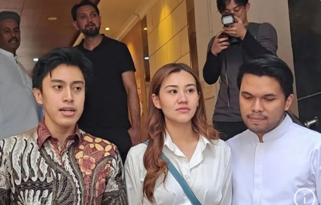 Aaliyah Massaid bersama Thariq Halilintar didampingi kuasa hukumnya Sangun Ragahdo (kiri) saat di Polda Metro Jaya, Jakarta. (foto/ANTARA)