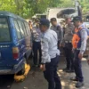 Doc. Petugas Saat Merazia Sejumlah Kendaraan yang Parkir Liar di Ruas Jalan Kota Cimahi (mong)