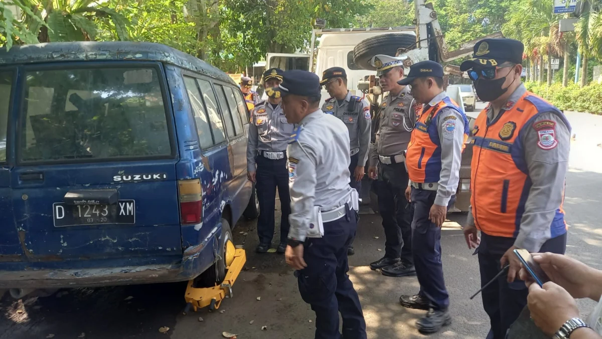 Doc. Petugas Saat Merazia Sejumlah Kendaraan yang Parkir Liar di Ruas Jalan Kota Cimahi (mong)