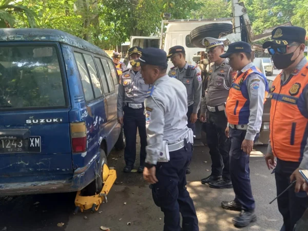 Doc. Petugas Saat Merazia Sejumlah Kendaraan yang Parkir Liar di Ruas Jalan Kota Cimahi (mong)