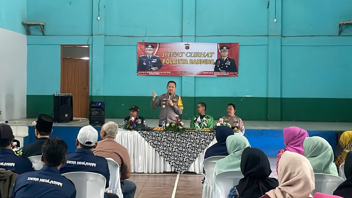 Kapolresta Bandung Kombes Pol Kusworo Wibowo saat mendengarkan keluhan warga Neglasari, Kecamatan Banjaran, Kabupaten Bandung, Jumat (13/9). Foto Agi