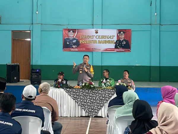 Kapolresta Bandung Kombes Pol Kusworo Wibowo saat mendengarkan keluhan warga Neglasari, Kecamatan Banjaran, Kabupaten Bandung, Jumat (13/9). Foto Agi