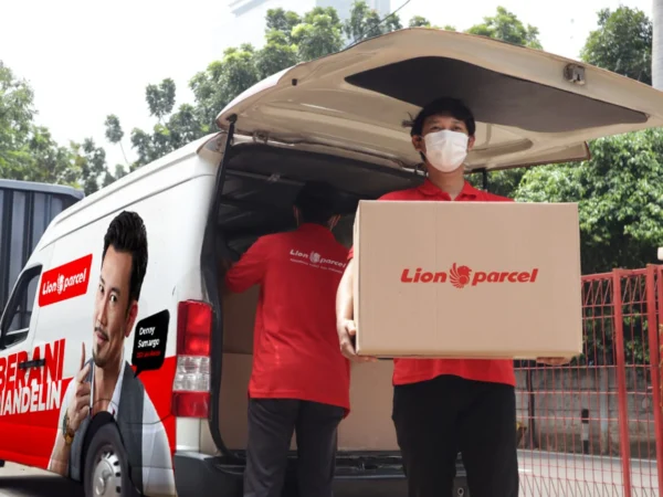 Perusahaan jasa logistik terkemuka di Indonesia, Lion Parcel (PT Lion Express), menurunkan tarif ongkos kirim untuk rute antarkota di Pulau Jawa.