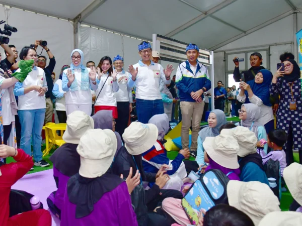 Pj Gubernur Jabar Bey Machmudin bersama  Menteri Kesehatan RI Budi Gunadi Sadikin membuka Ayo Sehat Festival 2024 di area Gedung Sate, Kota Bandung, Sabtu (14/9/2024).(Foto: Yogi Prayoga/Biro Adpim Jabar)