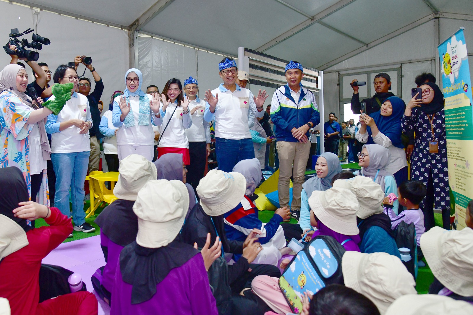 Pj Gubernur Jabar Bey Machmudin bersama  Menteri Kesehatan RI Budi Gunadi Sadikin membuka Ayo Sehat Festival 2024 di area Gedung Sate, Kota Bandung, Sabtu (14/9/2024).(Foto: Yogi Prayoga/Biro Adpim Jabar)