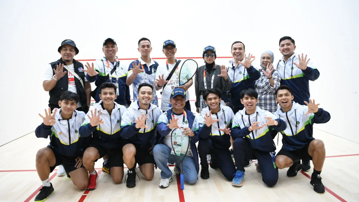 Sekretaris Daerah Provinsi Jawa Barat Herman Suryatman memotivasi atlet dan ofisial Jabar cabor squash di Gedung Squash Arena Kota Medan, Sumatra Utara, Sabtu (14/9/2024).(Foto: Biro Adpim Jabar)