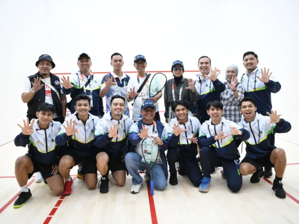 Sekretaris Daerah Provinsi Jawa Barat Herman Suryatman memotivasi atlet dan ofisial Jabar cabor squash di Gedung Squash Arena Kota Medan, Sumatra Utara, Sabtu (14/9/2024).(Foto: Biro Adpim Jabar)