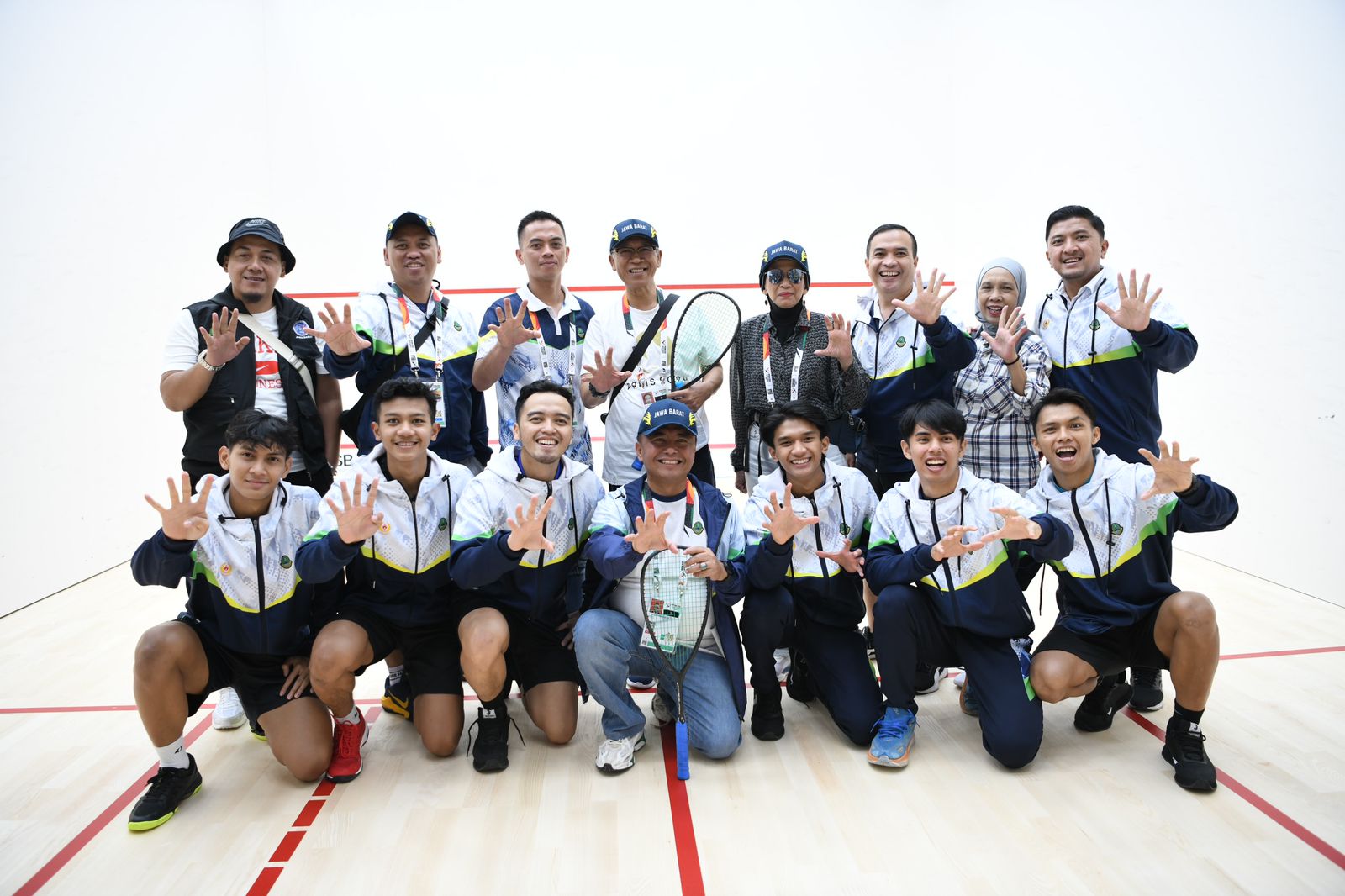 Sekretaris Daerah Provinsi Jawa Barat Herman Suryatman memotivasi atlet dan ofisial Jabar cabor squash di Gedung Squash Arena Kota Medan, Sumatra Utara, Sabtu (14/9/2024).(Foto: Biro Adpim Jabar)