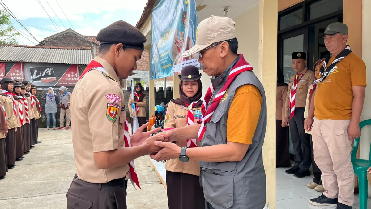 Wakil Ketua Kwartir Cabang Gerakan Pramuka (Kwarcab) Kota Banjar, Drs. H. Asep Tatang Iskandar, M.Si, saat melepas Kontingen Kota Banjar yang akan berpartisipasi dalam Raimuna Daerah Jawa Barat, Minggu 15 September 2024. (Istimewa)