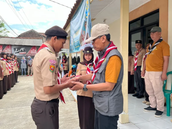 Wakil Ketua Kwartir Cabang Gerakan Pramuka (Kwarcab) Kota Banjar, Drs. H. Asep Tatang Iskandar, M.Si, saat melepas Kontingen Kota Banjar yang akan berpartisipasi dalam Raimuna Daerah Jawa Barat, Minggu 15 September 2024. (Istimewa)