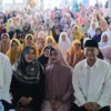 Bakal Calon Wakil Gubernur Jawa Barat, Erwan Setiawan (dua kanan) saat menghadiri pengajian di Masjid Iceu, Kabupaten Tasikmalaya, Minggu 15 September 2024. (Cecep Herdi/Jabar Ekspres)