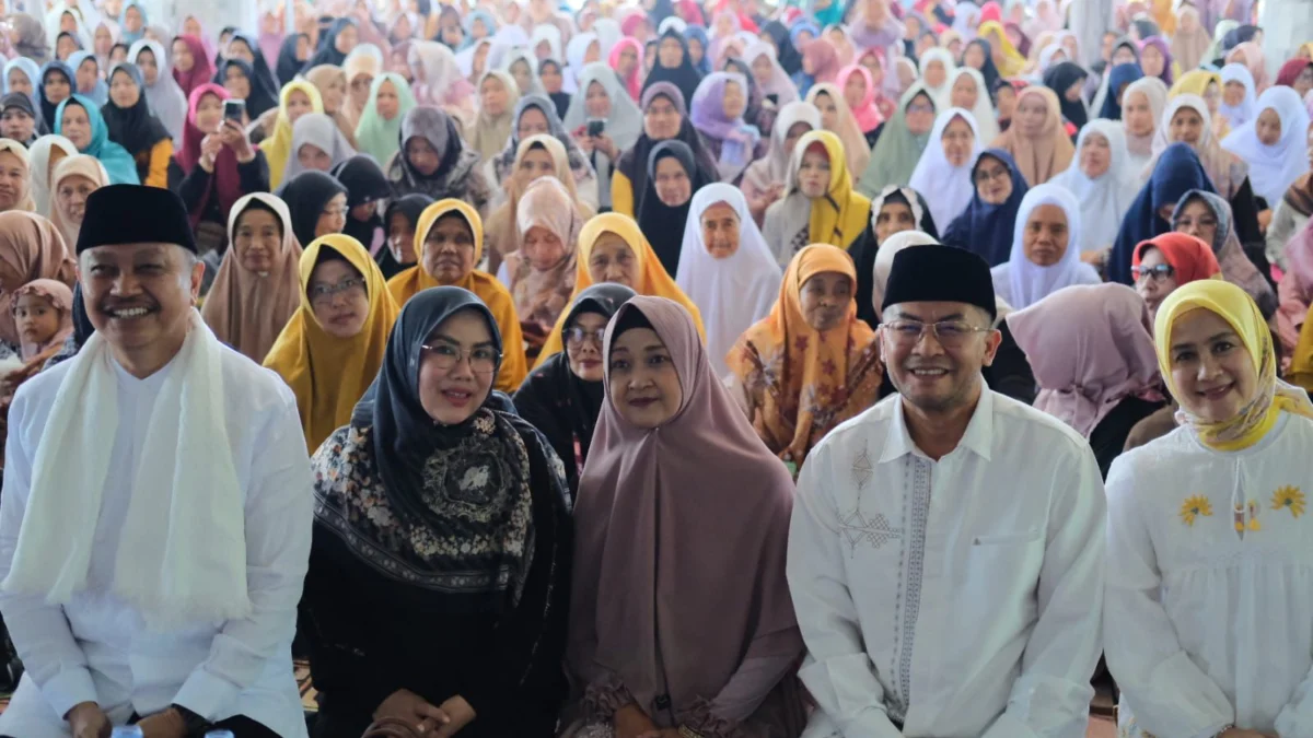 Bakal Calon Wakil Gubernur Jawa Barat, Erwan Setiawan (dua kanan) saat menghadiri pengajian di Masjid Iceu, Kabupaten Tasikmalaya, Minggu 15 September 2024. (Cecep Herdi/Jabar Ekspres)