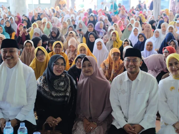 Bakal Calon Wakil Gubernur Jawa Barat, Erwan Setiawan (dua kanan) saat menghadiri pengajian di Masjid Iceu, Kabupaten Tasikmalaya, Minggu 15 September 2024. (Cecep Herdi/Jabar Ekspres)