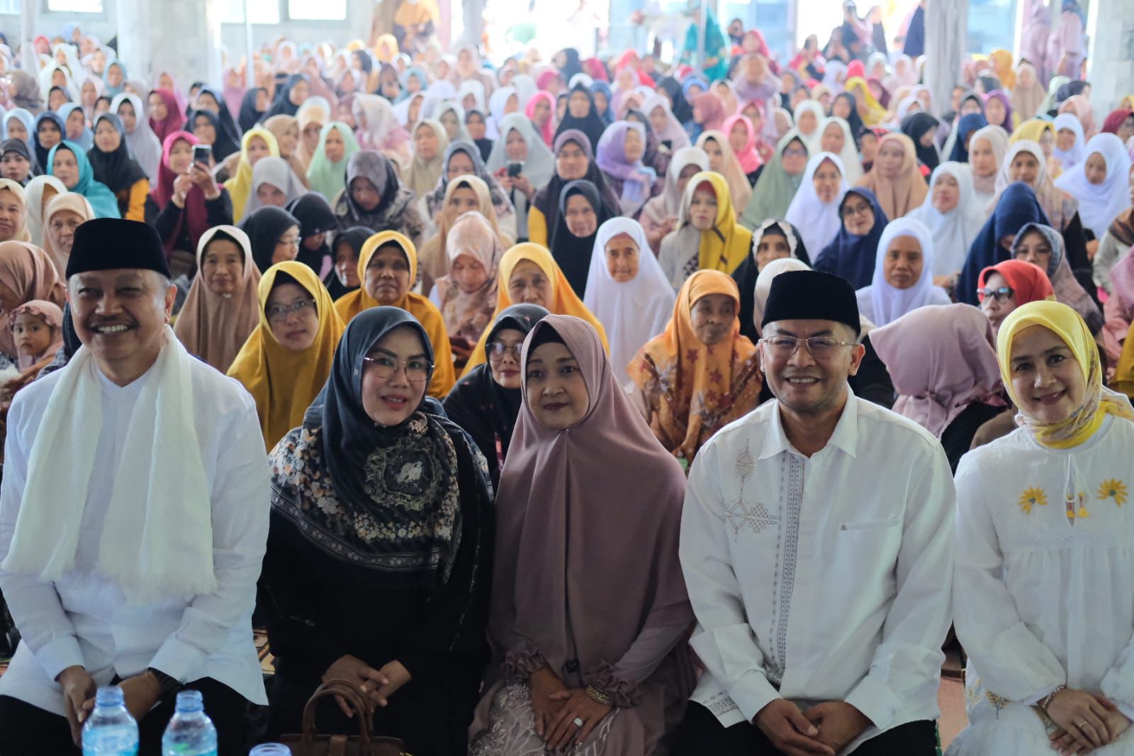 Bakal Calon Wakil Gubernur Jawa Barat, Erwan Setiawan (dua kanan) saat menghadiri pengajian di Masjid Iceu, Kabupaten Tasikmalaya, Minggu 15 September 2024. (Cecep Herdi/Jabar Ekspres)