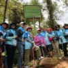 Penyintas kanker saat mendaki Taman Nasional Gunung Halimun Salak (TNGHS). Foto : Sandika Fadilah /Jabarekspres.com