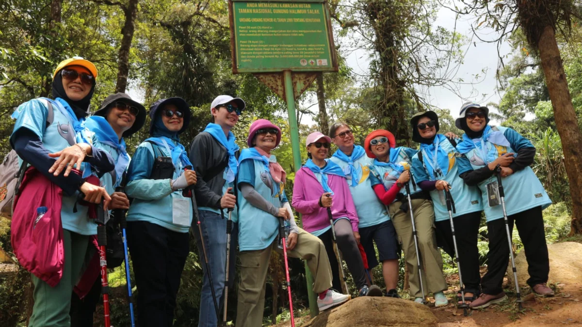 Penyintas kanker saat mendaki Taman Nasional Gunung Halimun Salak (TNGHS). Foto : Sandika Fadilah /Jabarekspres.com