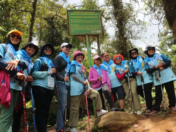 Penyintas kanker saat mendaki Taman Nasional Gunung Halimun Salak (TNGHS). Foto : Sandika Fadilah /Jabarekspres.com