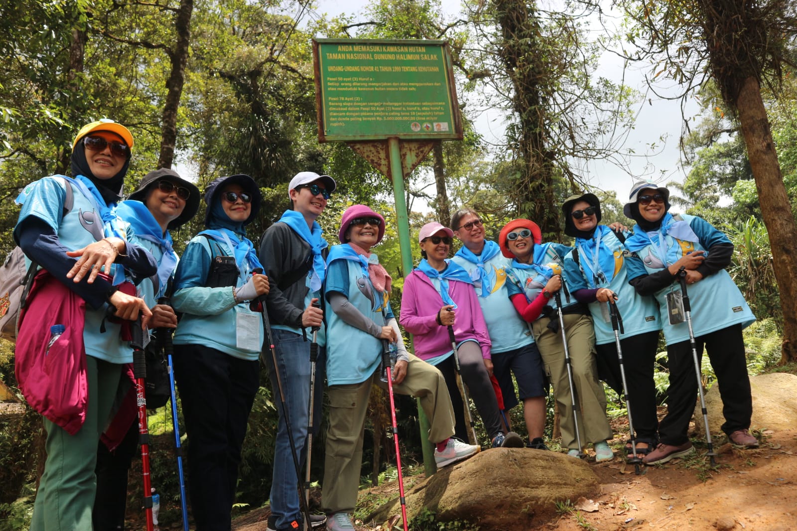 Penyintas kanker saat mendaki Taman Nasional Gunung Halimun Salak (TNGHS). Foto : Sandika Fadilah /Jabarekspres.com