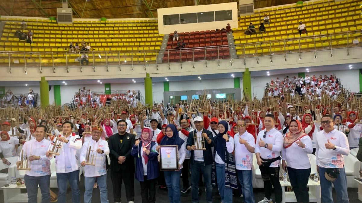 Peringati Hari Jantung Sedunia, RSUD Al Ihsan sabet rekor MURI gelaran Angklung terbanyak yang dimainkan para penyintas penyakit Jantung (Sadam Husen Soleh Ramdhani)