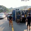 Truk tronton pengangkut tepung terigu terguling di ruas Jalan Raya Nagreg, tepatnya berlokasi di wilayah Kampung Cikaledong RT01 RW05, Desa Ciherang, Kecamatan Nagreg, Kabupaten Bandung.