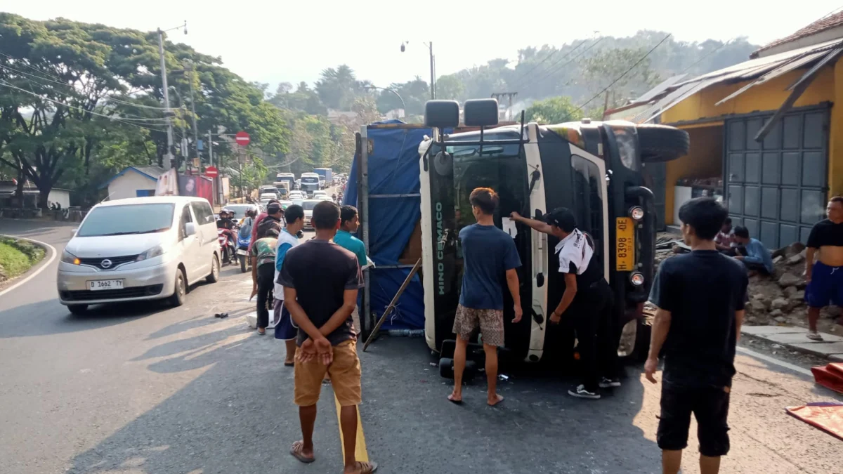 Truk tronton pengangkut tepung terigu terguling di ruas Jalan Raya Nagreg, tepatnya berlokasi di wilayah Kampung Cikaledong RT01 RW05, Desa Ciherang, Kecamatan Nagreg, Kabupaten Bandung.