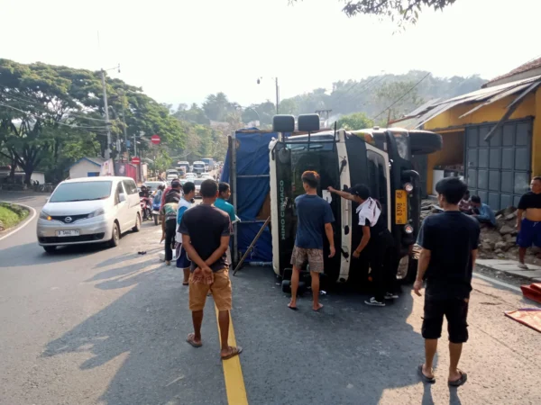 Truk tronton pengangkut tepung terigu terguling di ruas Jalan Raya Nagreg, tepatnya berlokasi di wilayah Kampung Cikaledong RT01 RW05, Desa Ciherang, Kecamatan Nagreg, Kabupaten Bandung.