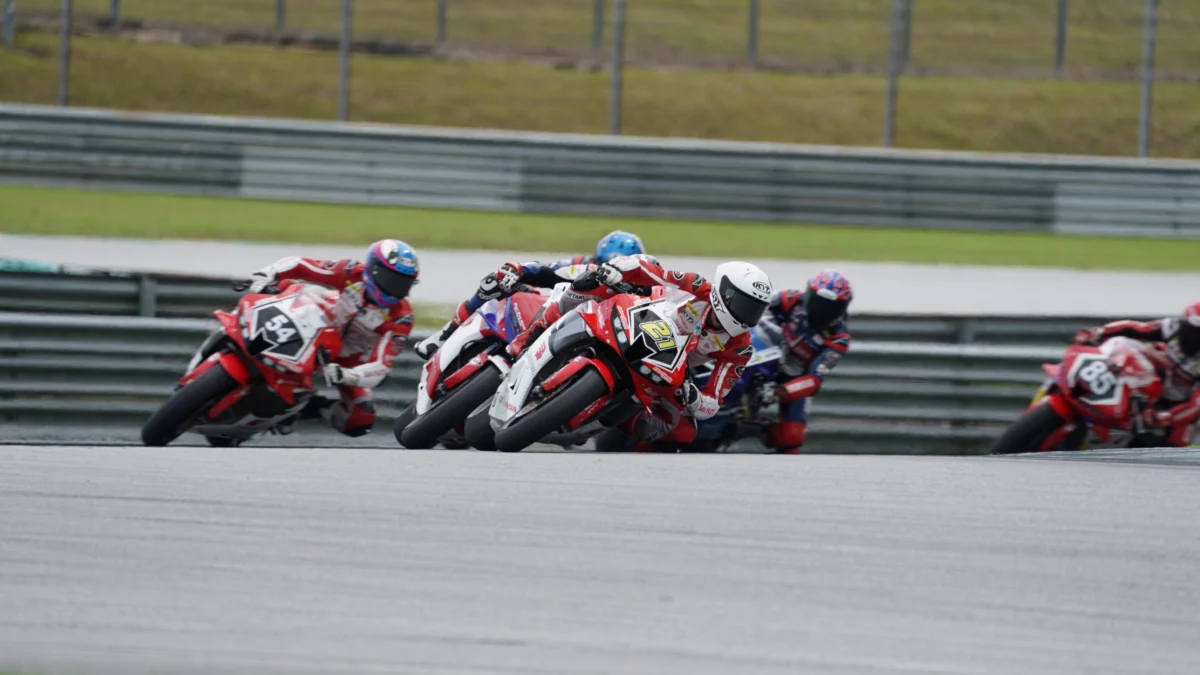 Balapan yang digelar di Sepang International Circuit, M. Adenanta Putra dan Veda Ega Pratama berhasil menguasai podium Supersports (SS) 600 dengan menduduki posisi kedua dan ketiga pada balapan kedua dengan CBR600RR (15/9/24).