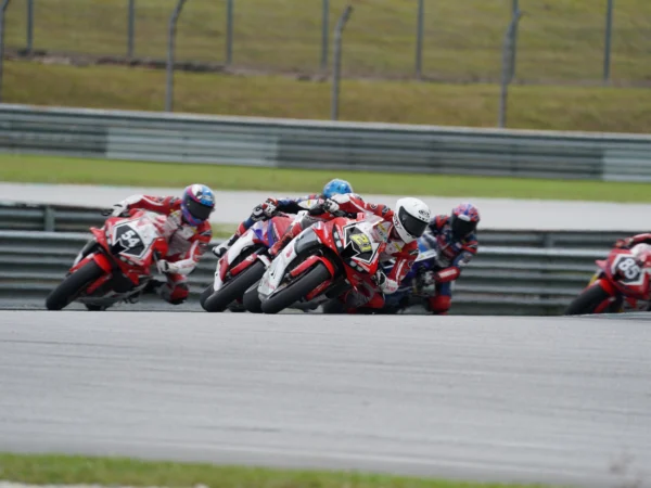 Balapan yang digelar di Sepang International Circuit, M. Adenanta Putra dan Veda Ega Pratama berhasil menguasai podium Supersports (SS) 600 dengan menduduki posisi kedua dan ketiga pada balapan kedua dengan CBR600RR (15/9/24).