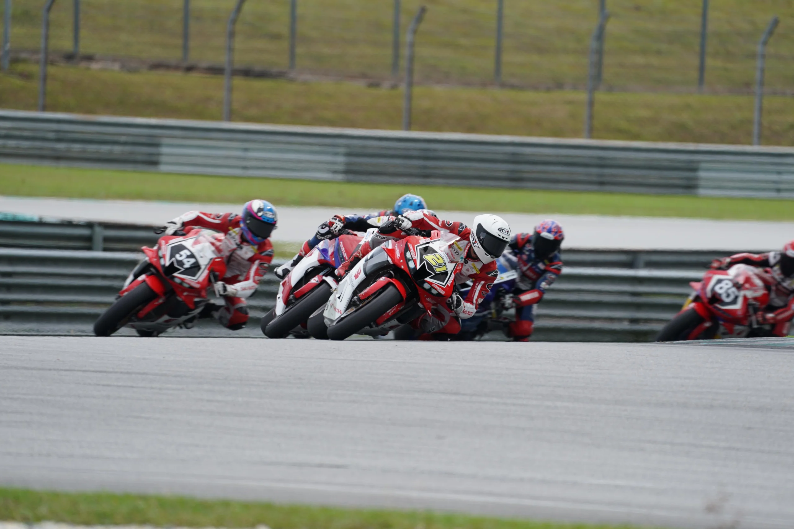 Balapan yang digelar di Sepang International Circuit, M. Adenanta Putra dan Veda Ega Pratama berhasil menguasai podium Supersports (SS) 600 dengan menduduki posisi kedua dan ketiga pada balapan kedua dengan CBR600RR (15/9/24).