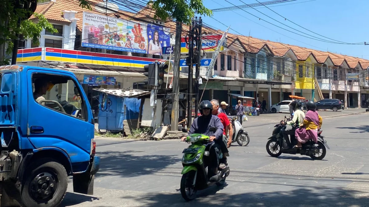 Traffic light di perempatan jalan Holis, Bandung Kulon, tampak belum menyala hingga Senin (16/9).