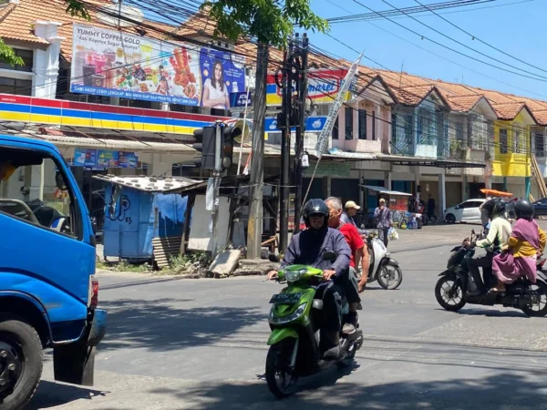 Traffic light di perempatan jalan Holis, Bandung Kulon, tampak belum menyala hingga Senin (16/9).