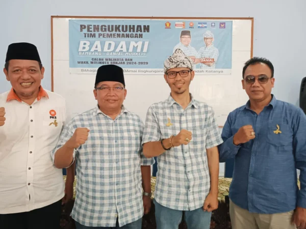 Bambang Hidayah (dua kiri) dan Dani Danial Muhklis (dua kanan) menujukkan semangat optimis usai pembentukan tim sukses di salah satu aula rumah makan di Kota Banjar baru-baru ini. (Cecep Herdi/Jabar Ekspres)